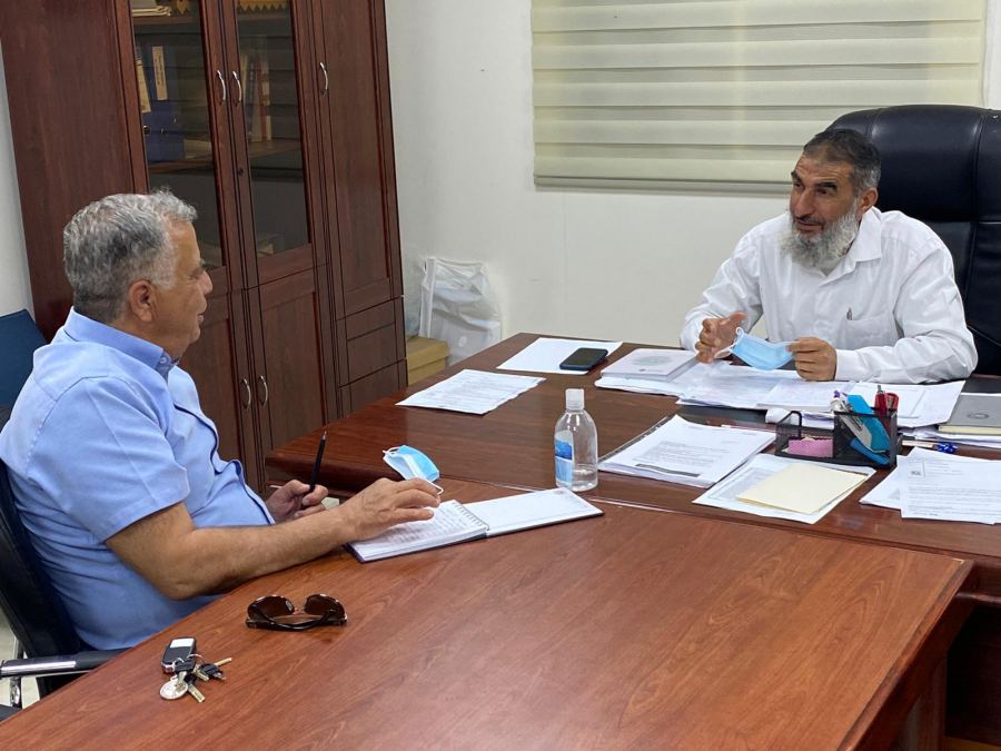 جلسة عمل بين مستشار قائد سلطة الاطفاء والانقاذ كايد ظاهر ورئيس مجلس حورة الشيخ حابس العطاونة